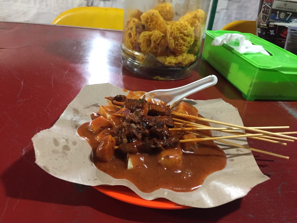 sate eten in Indonesië