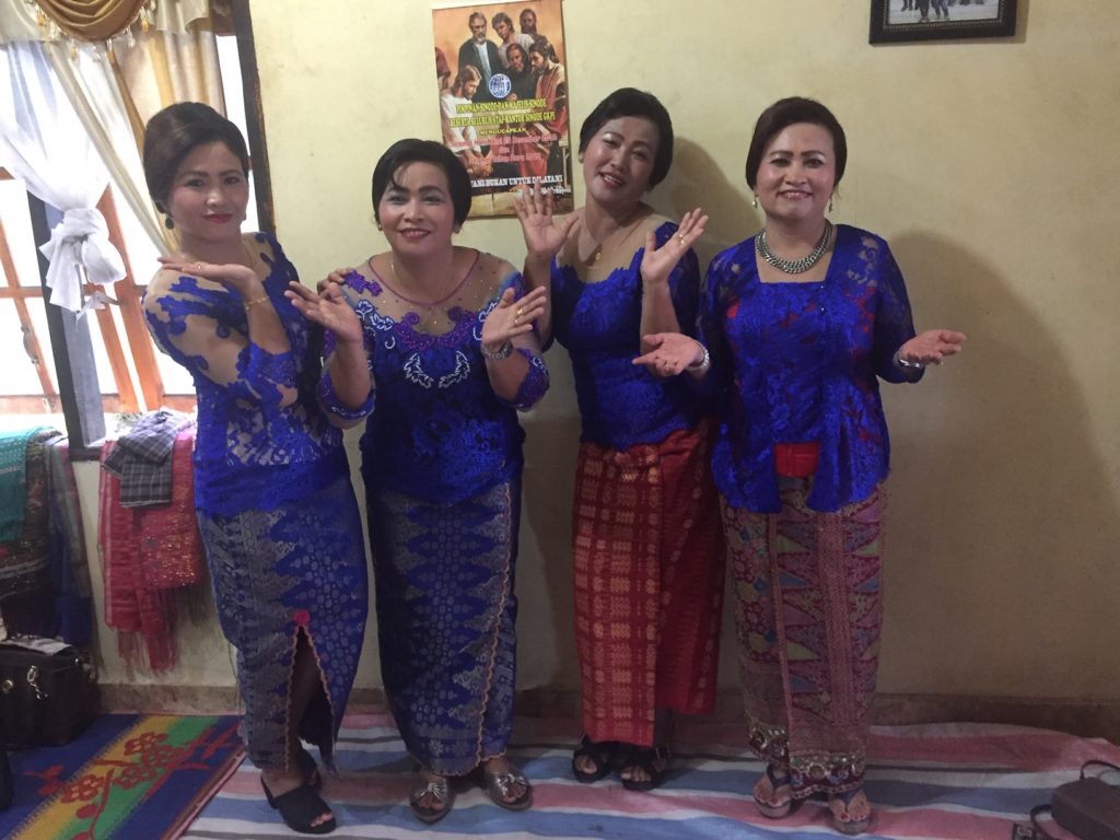 zussen in blauwe kebaya