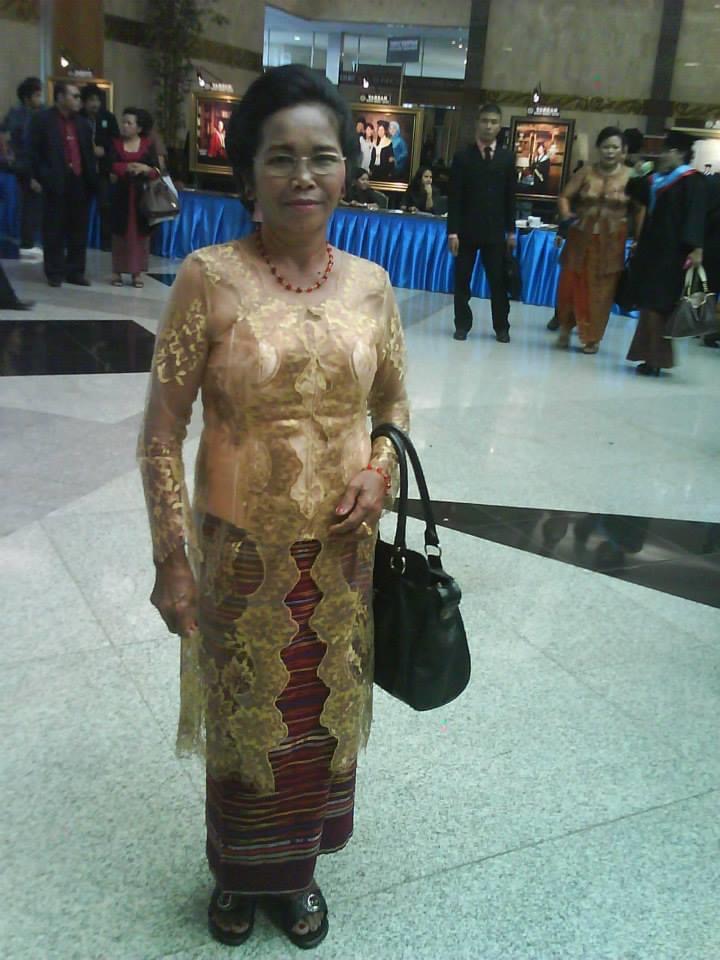 mama in kebaya