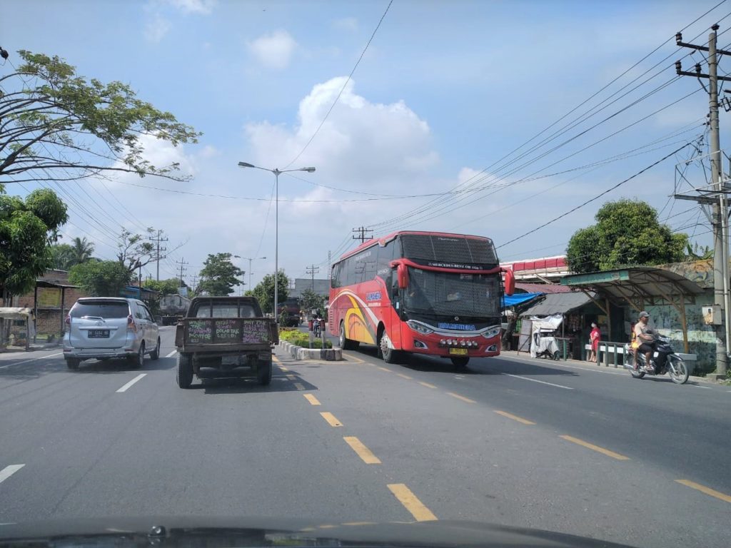 met de bus op Sumatra in Indonesië