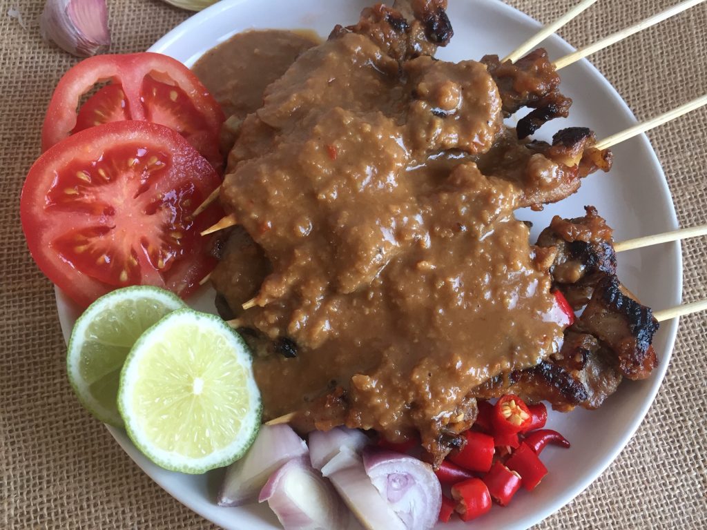 bumbu sate voor sate ayam serveren