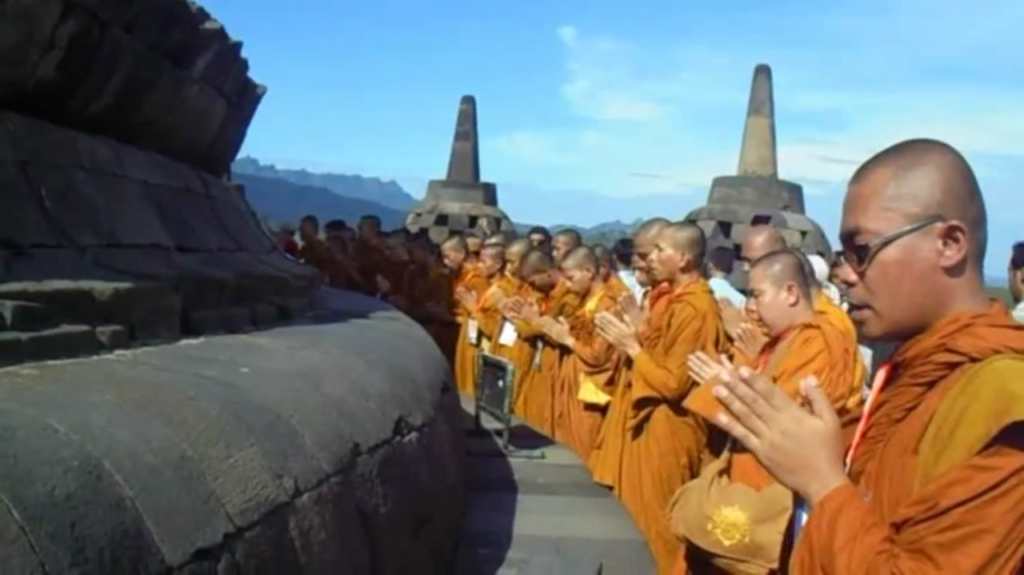 Boeddhistische monniken bidden bij candi borobudur