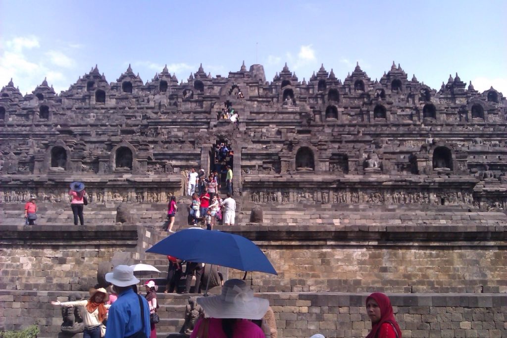 toeristen bij de candi borobudur