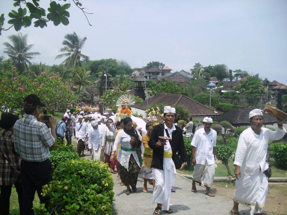 rituelen bij pura tanah lot