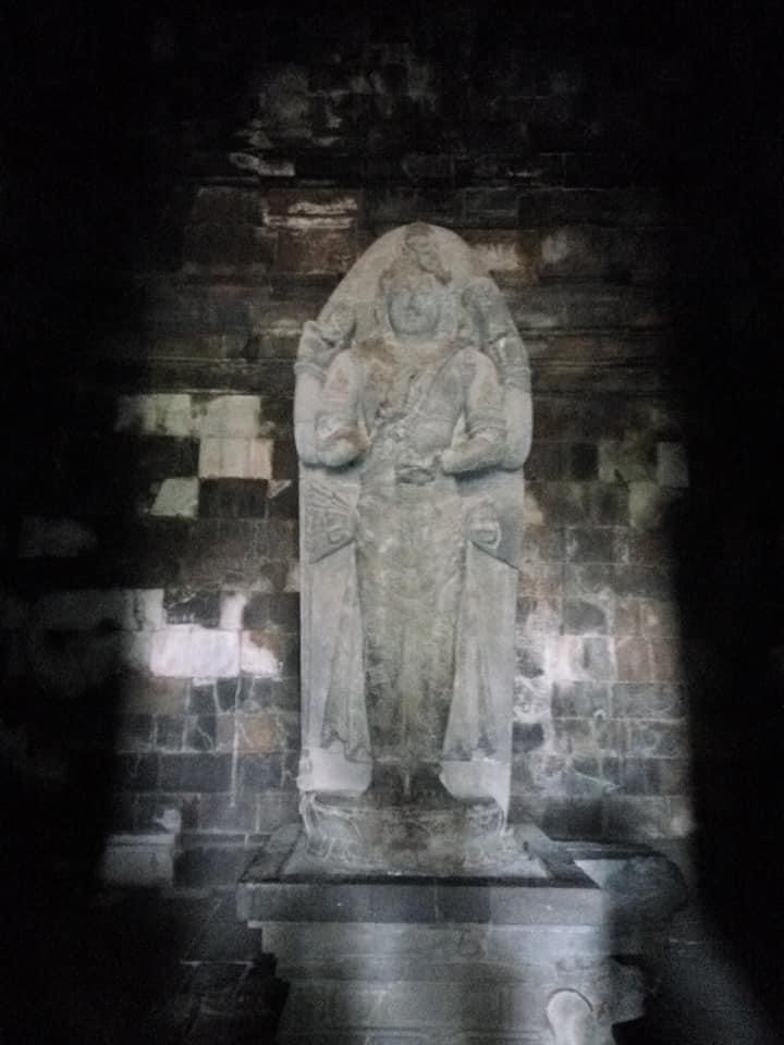 een beeld bij candi prambanan