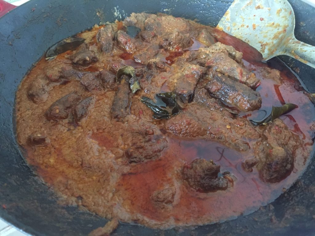 de lekkere rendang is klaar om te serveren