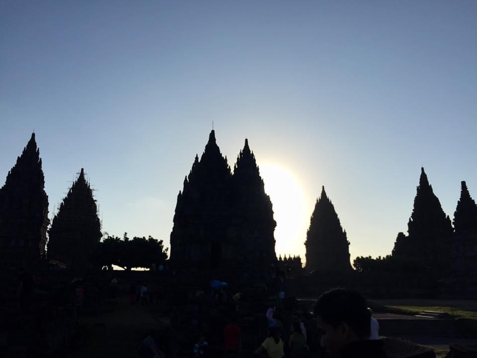 candi prambanan in de avond