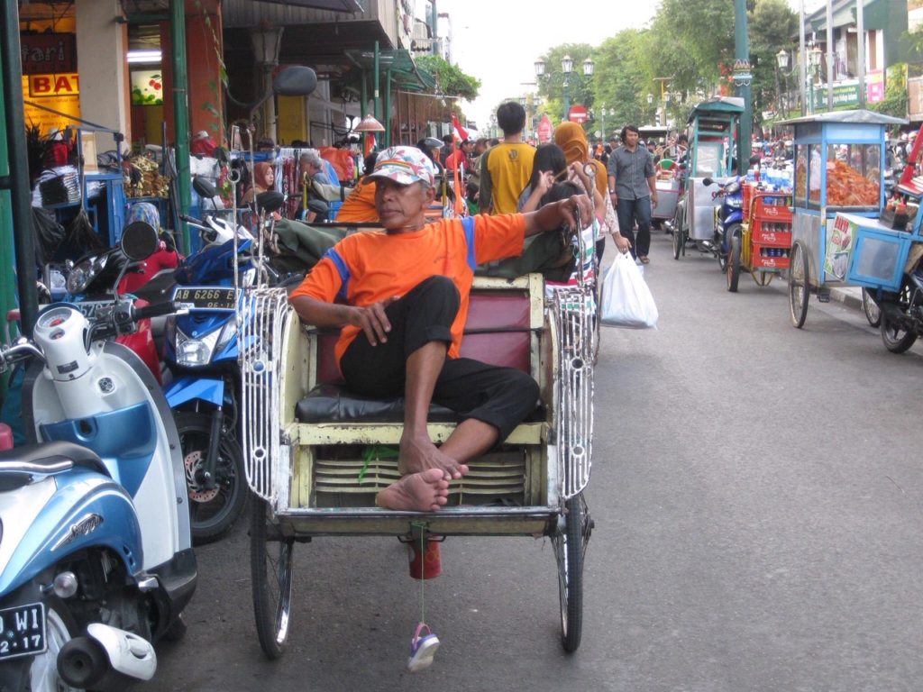 een man in yogyakarta bij candi prmbanan