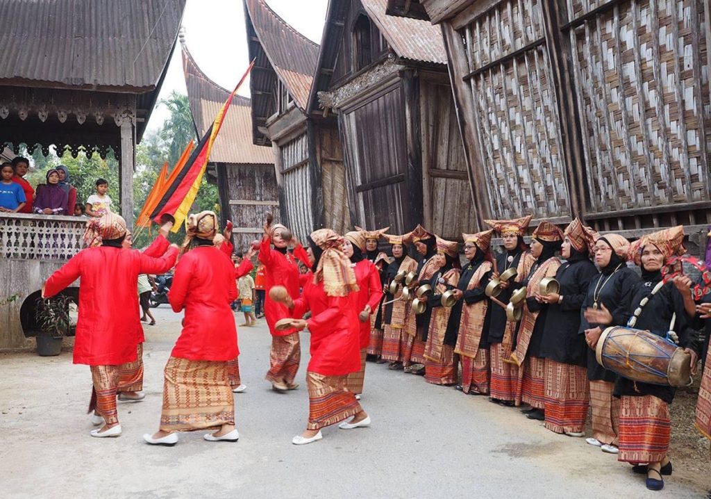 een dansceremonie in Nagari Saribu Rumah Gadang West-Sumatra 