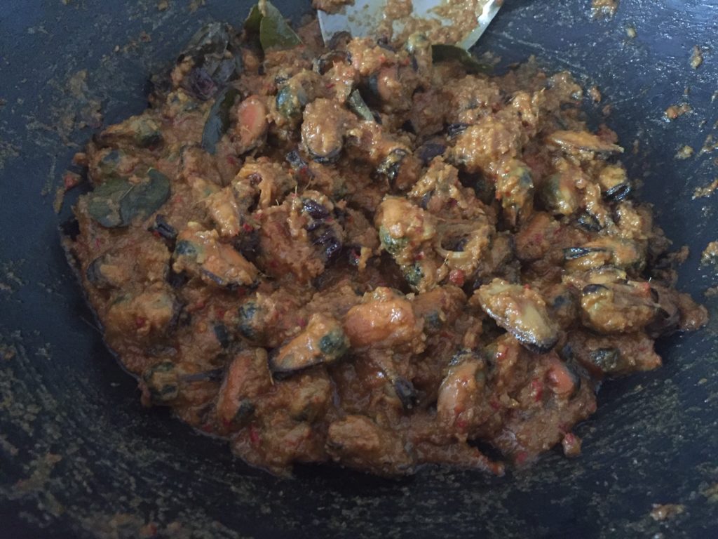 rendang kerang is klaar om te serveren