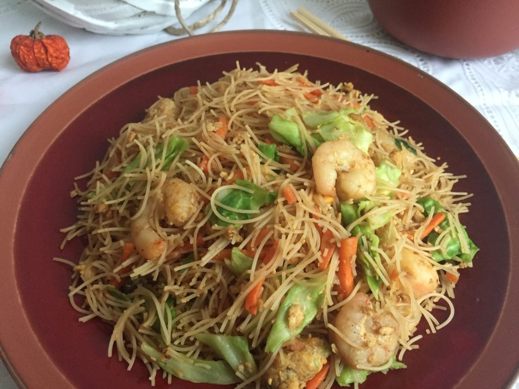 bihun goreng udang maak is gebakken mihoen met garnalen