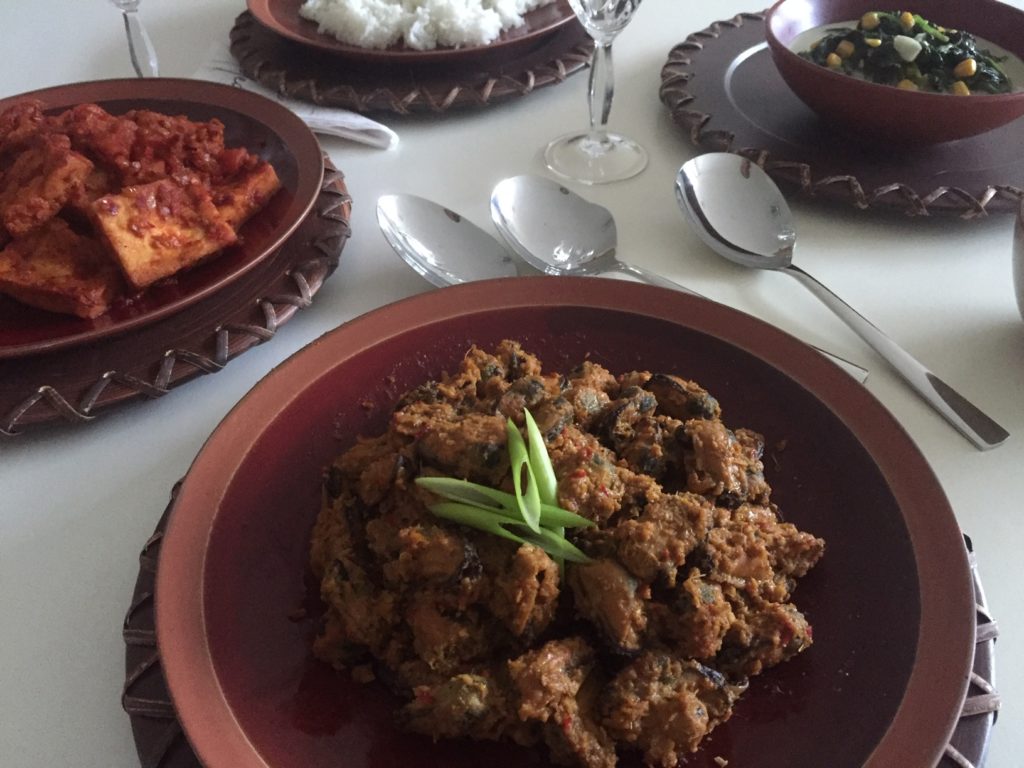 zo serveer je rendang kerang oftewel rendang die gemaakt is van mosselvlees