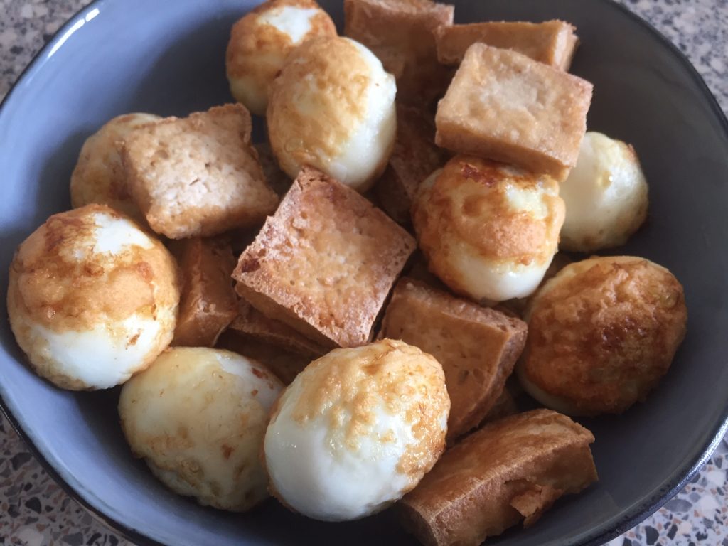 ingrediënten voor telur bumbu rujak of eieren met rujaksaus 