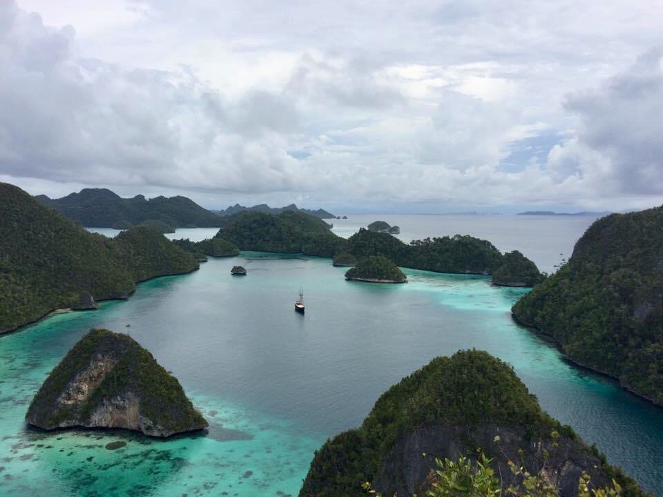 Raja ampat is een van de mooiste plaatsen om te bezoeken tijdens je rondreis Indonesië