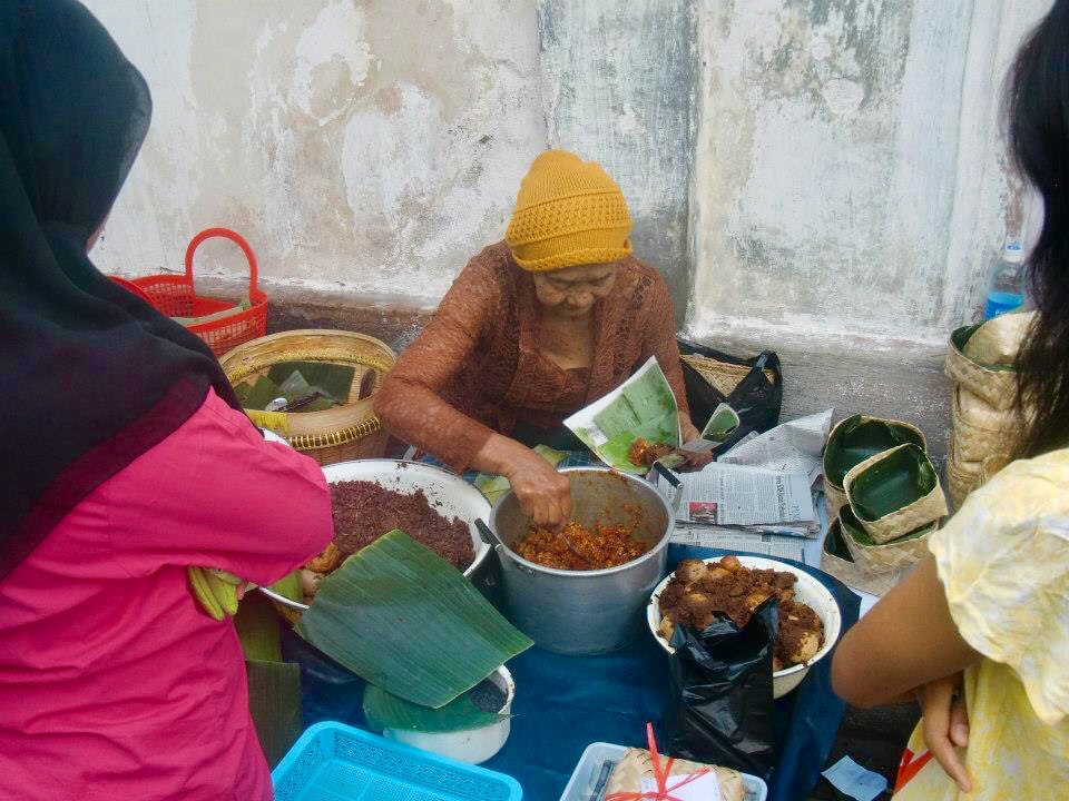 eten kopen bij een marktkrampje op pasar, de Indonesische traditionele markt