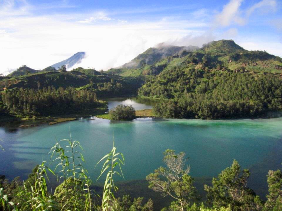 danau Telaga Warna op Dieng op java