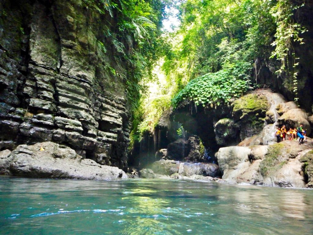 Een van de populaire bezienswaardigheden op Java is de Green Canyon