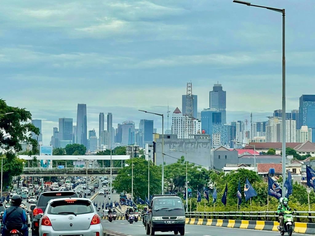 Jakarta is de grootste stad van Indonesië en ligt op Java