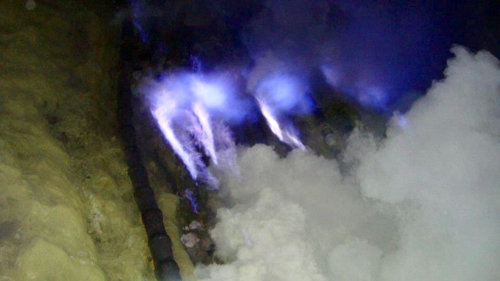 blue fire natuurverschijnsel bij Kawah Ijen op Java