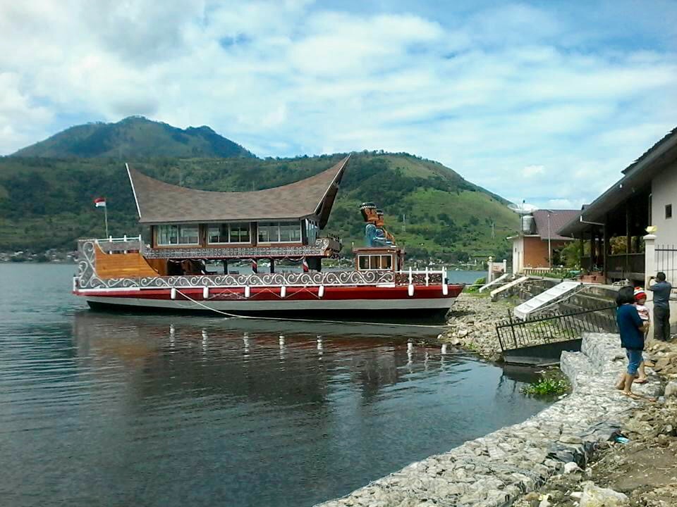 een boot in Parapat bi het LakeToba 