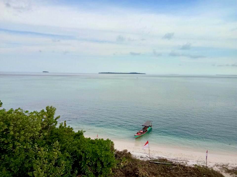 het beklimmen van de hoogste berg van Pulau Banyak op Sumatra