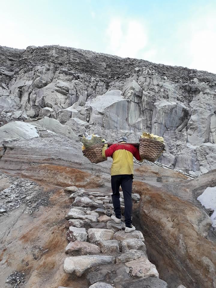 een zwaveldrager op Kawah Ijen