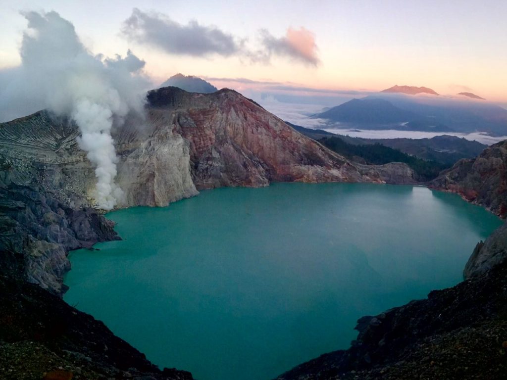 het zure meer van kawah ijen