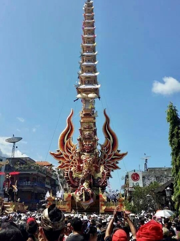 veel bekijks bij de grote wade van ngaben op bali