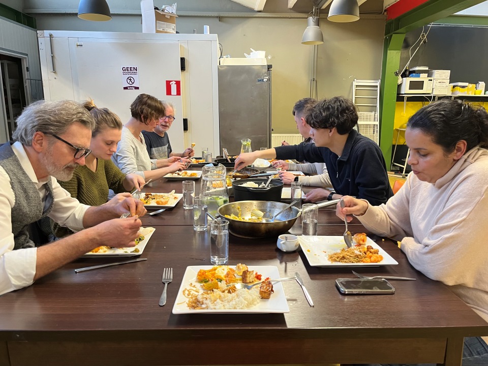 Gezellig koken en eten tijdens een open kookworkshop Indonesisch in weert