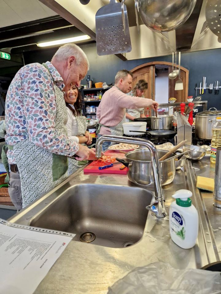 Impressie van huwelijksjubileum vieren met een Indonesische kookworkshop