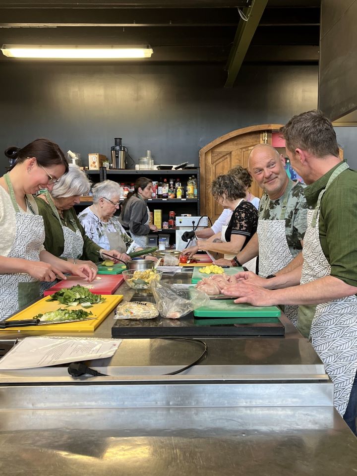 gezellig met elkaar kletsen tijdens een Indonesische kookworkshop voor vrienden bij Satu Dua Tiga in weert