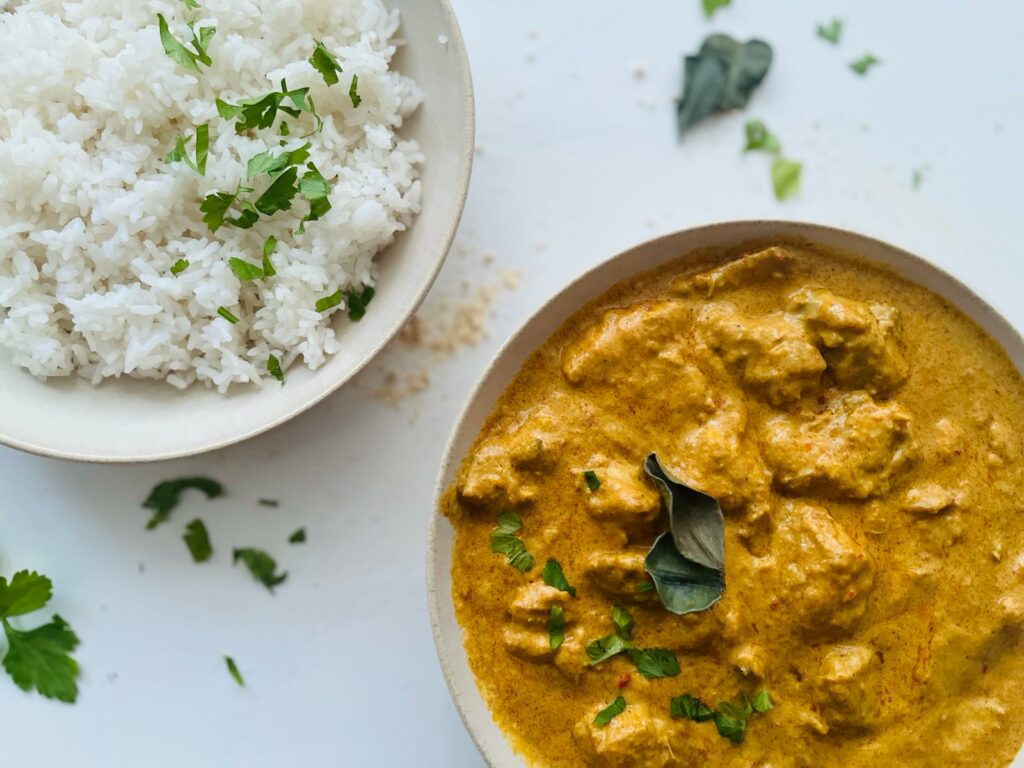 Zo serveer je gulai rundvless cincang. Combineer het met rijst, groente, een eitje of kroepoek | Indonesisch Koken in Weert