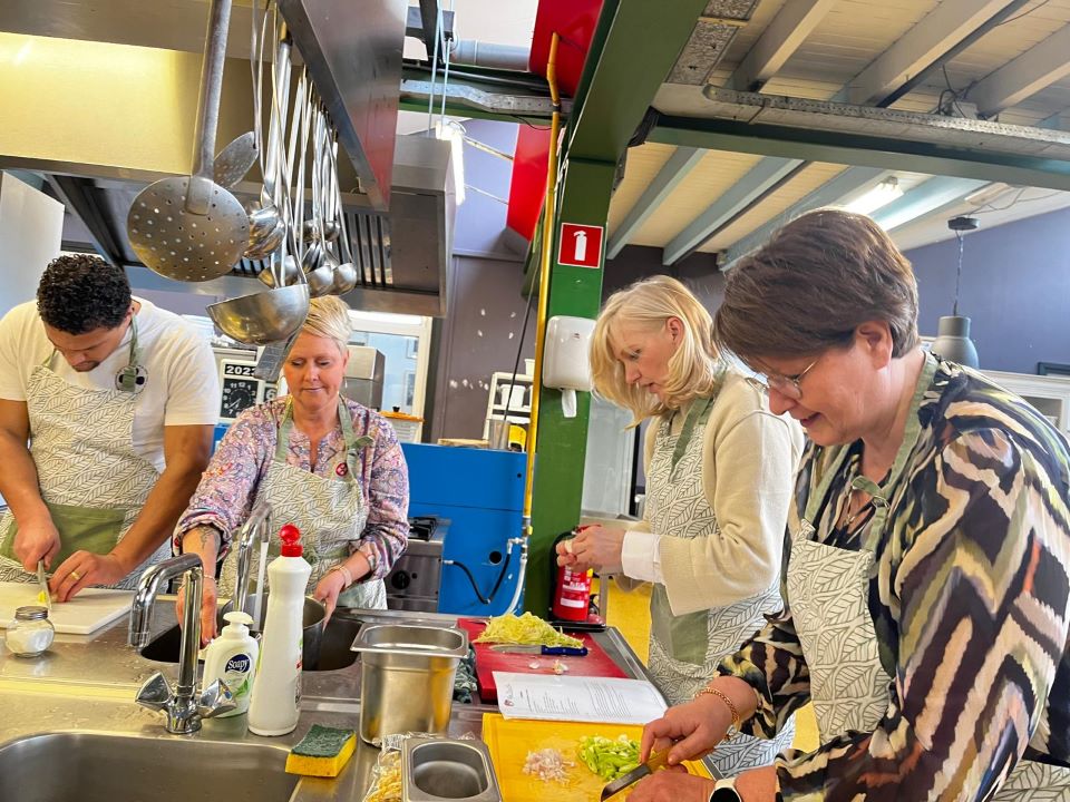 Bijzonder maar vooral gezellig teamuitje Indonesisch koken