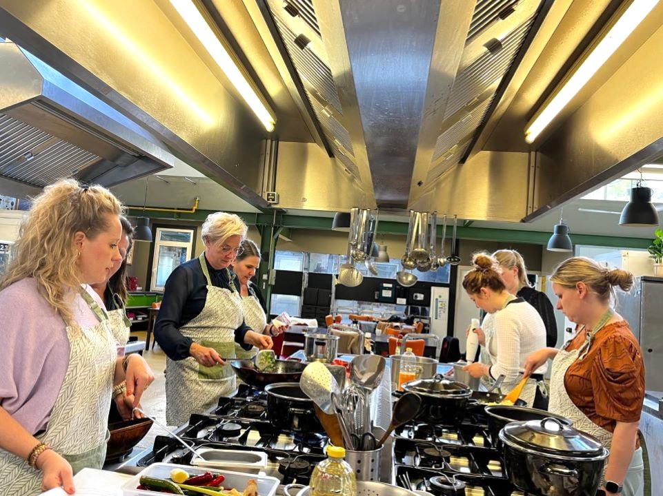 impressie in de keuken tijdens de Indonesische kookworkshop met Wonen Limburg