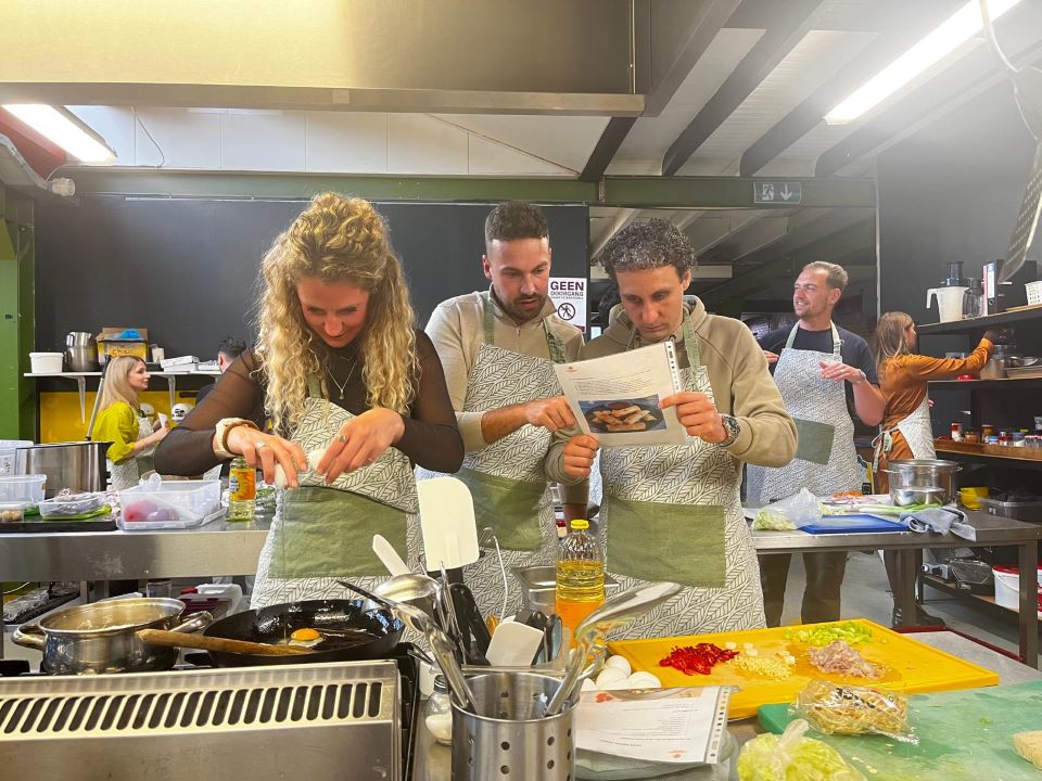 Druk met koken tijdens een Indonesische kookworkshop