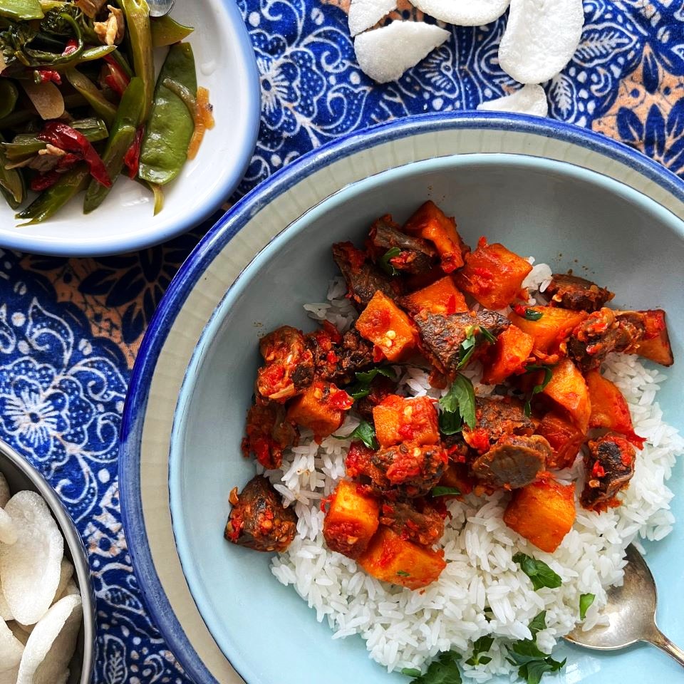 Sambal hati oftewel kippenlevertjes in rode sambalsaus