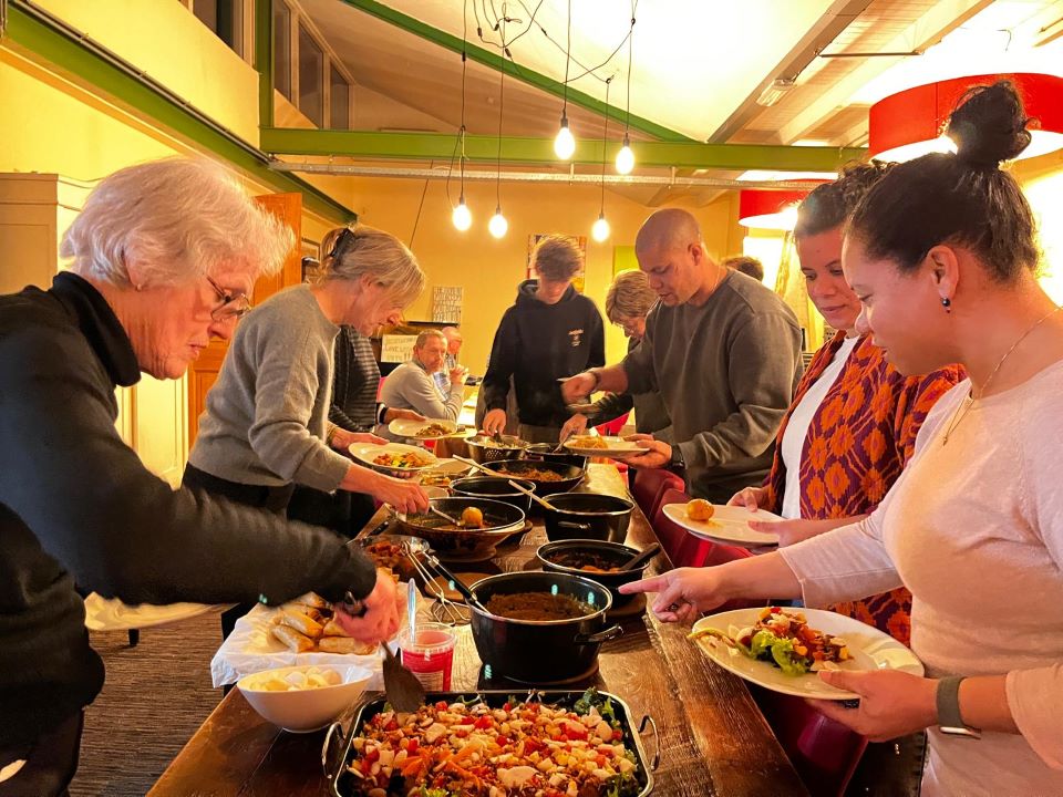 impressie van eenIndonesische kookworkshop op open inschrijving