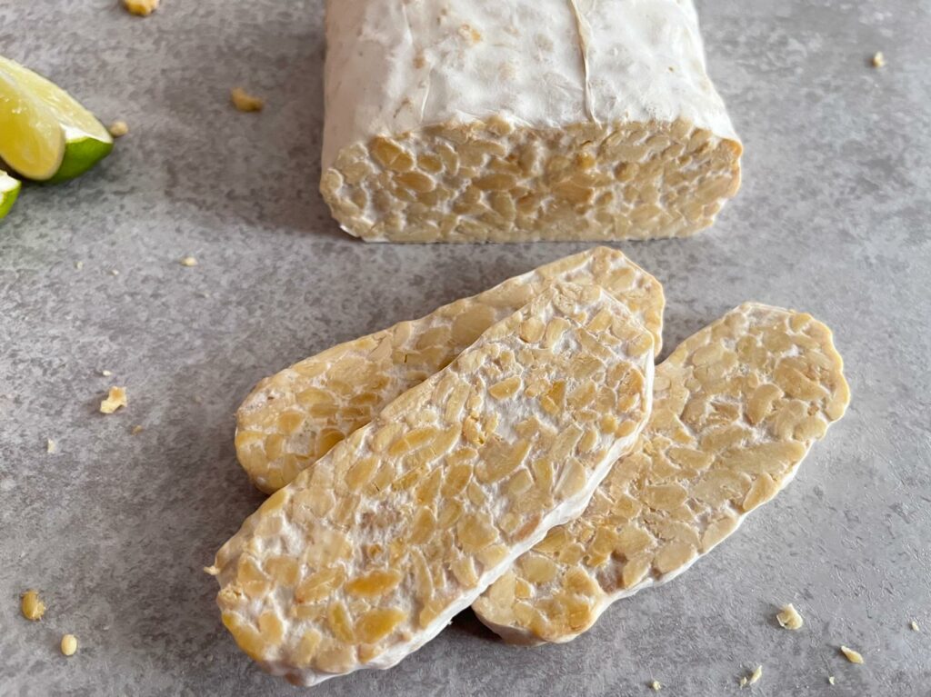 Hoe bereid je tempé? Op allerlei manieren, waaronder bakken, koken of stomen.