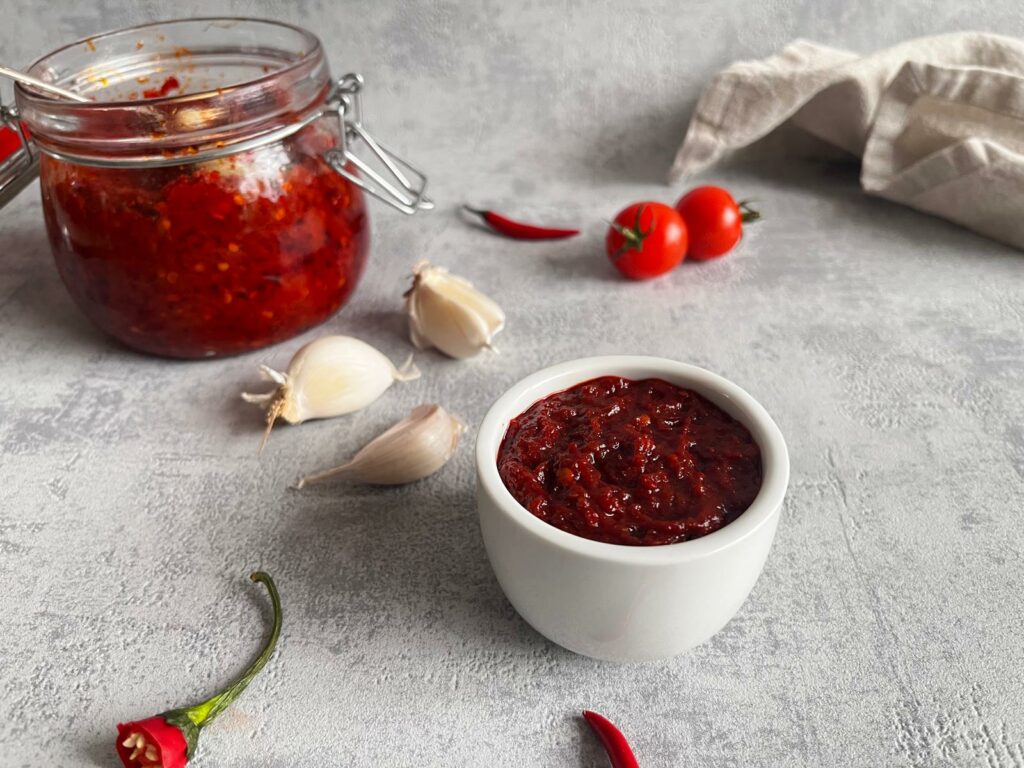 Maak zelf je Indonesische sambal bajak. Koop niet langer uit het potje