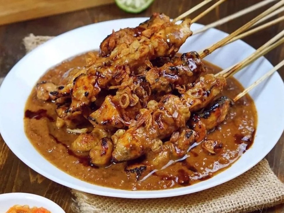 Leer sate maken tijdens een sate kookworkshop bij Indonesisch Koekn